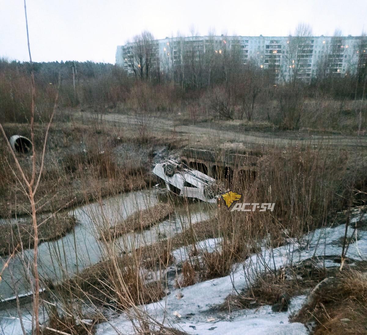 Фото В Новосибирске белые «Жигули» рухнули в реку с моста Советском районе 2